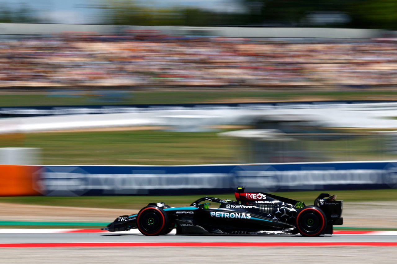 Lewis Hamilton dominando las curvas de Montmeló con maestría