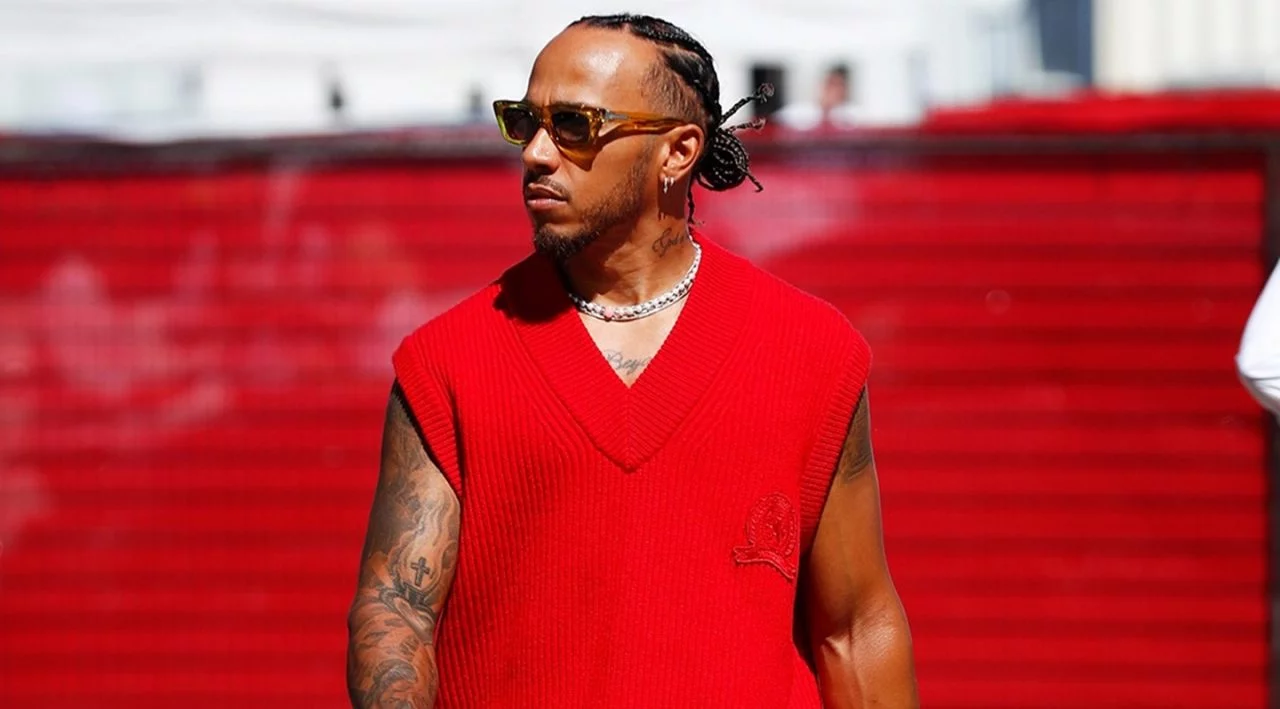 Lewis Hamilton vestido casualmente con prendas de Tommy Hilfiger.