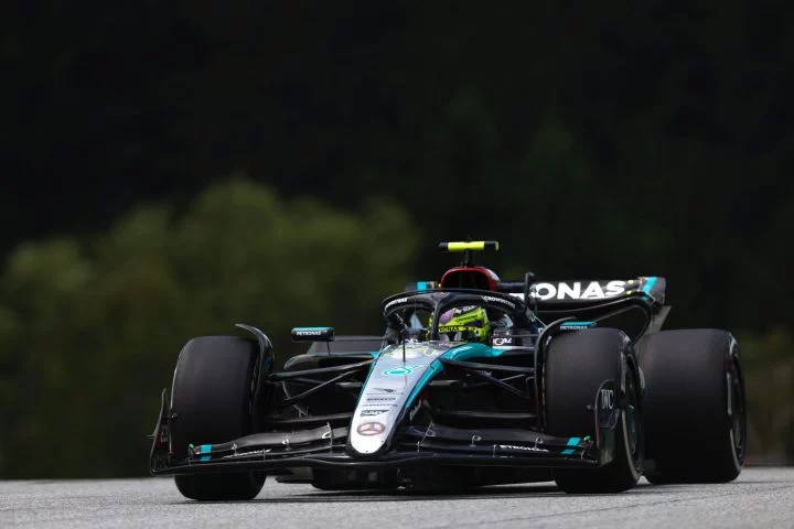 Lewis Hamilton al volante en los libres del GP de Austria 2024, bólido mostrando una dinámica impecable.
