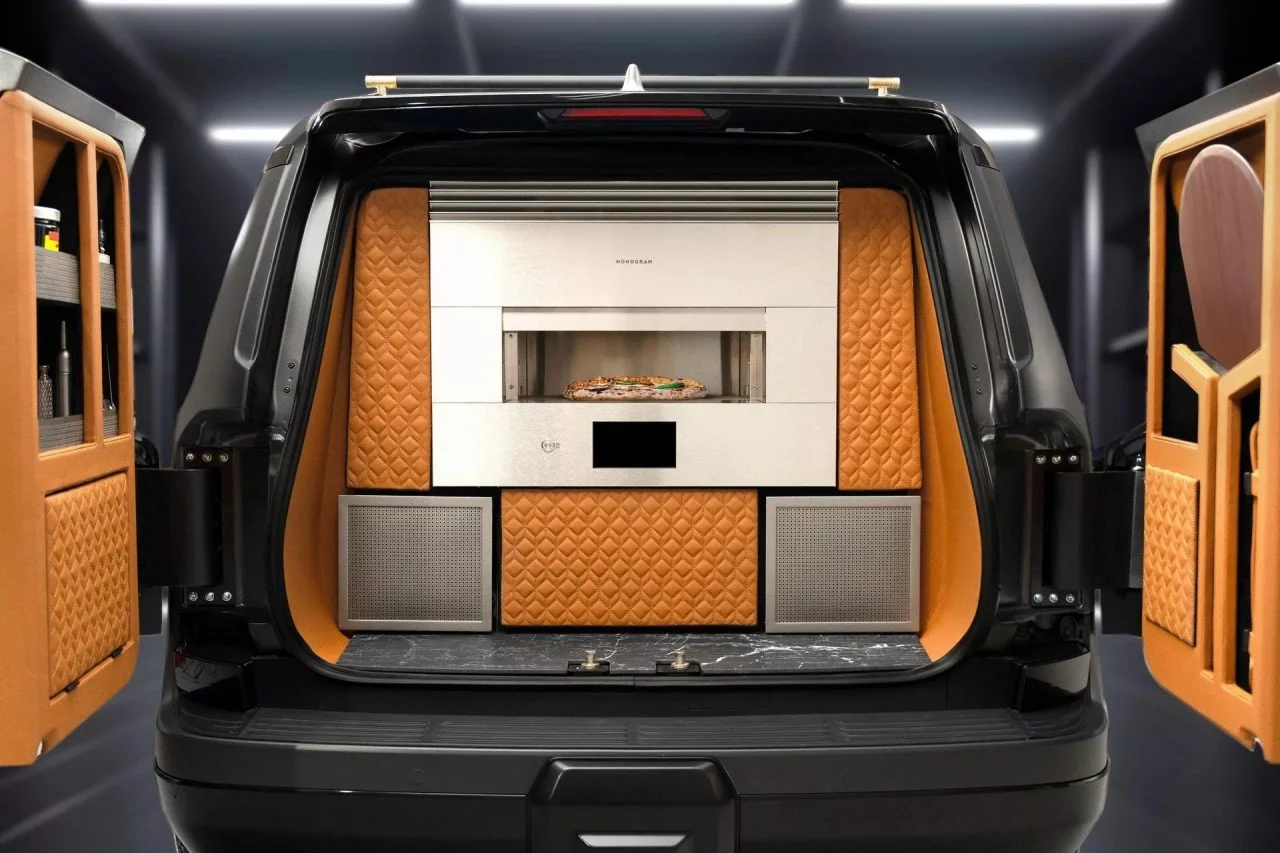 El Lexus GX Monogram transforma su maletero en un espacio de picnic sofisticado.