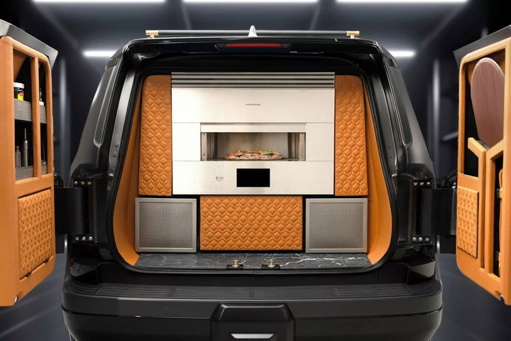 El Lexus GX Monogram transforma su maletero en un espacio de picnic sofisticado.