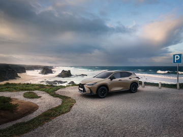 Vista dinámica del Lexus NX 350h mostrando su perfil lateral.