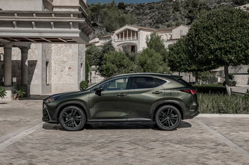 Vista lateral del Lexus NX 350h aparcado, destacando su línea y diseño modernos