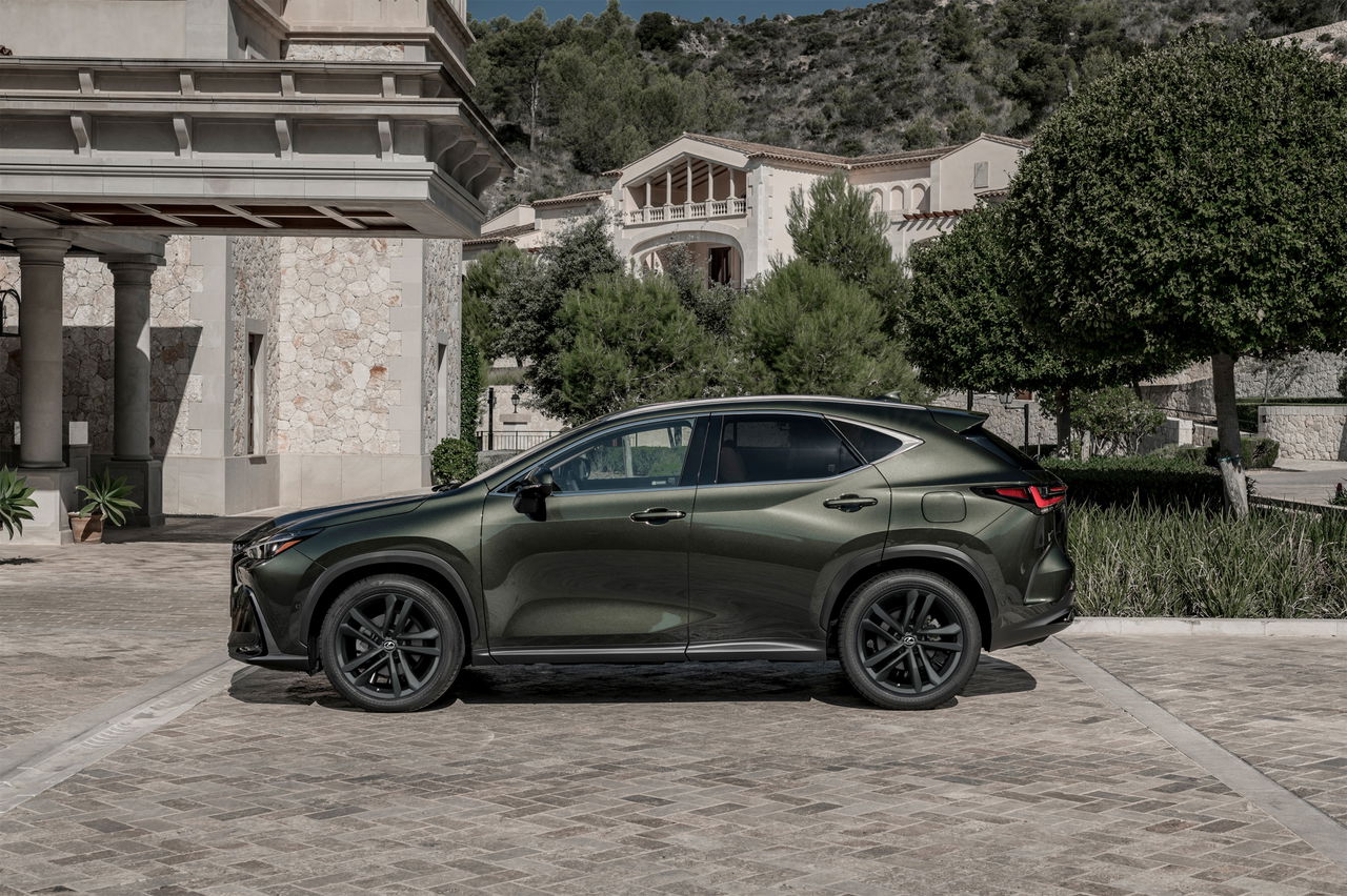 Vista lateral del Lexus NX 350h aparcado, destacando su línea y diseño modernos