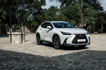 Vista delantera y lateral del Lexus NX 350h estacionado al aire libre