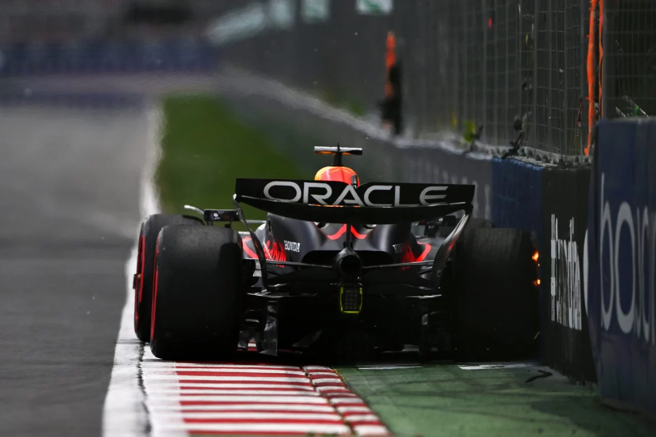 El RB18 de Red Bull Racing domina chicane bajo la lluvia en Canadá