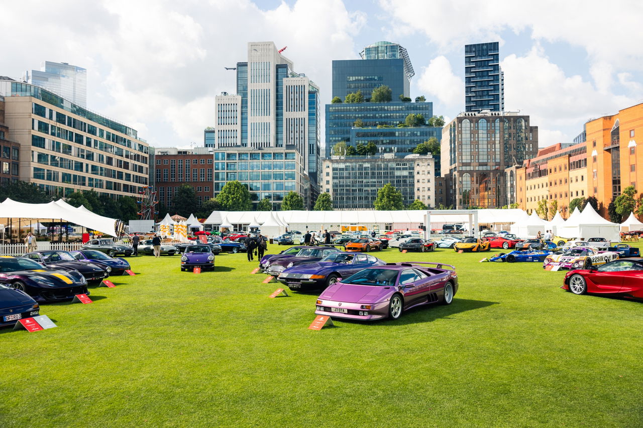 Vista lateral de un Lamborghini Diablo SE30 en el evento London Concours 2024.