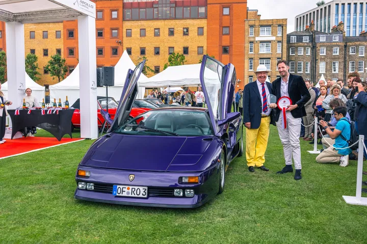 Vista delantera y lateral del Lamborghini Diablo SE30 en London Concours.