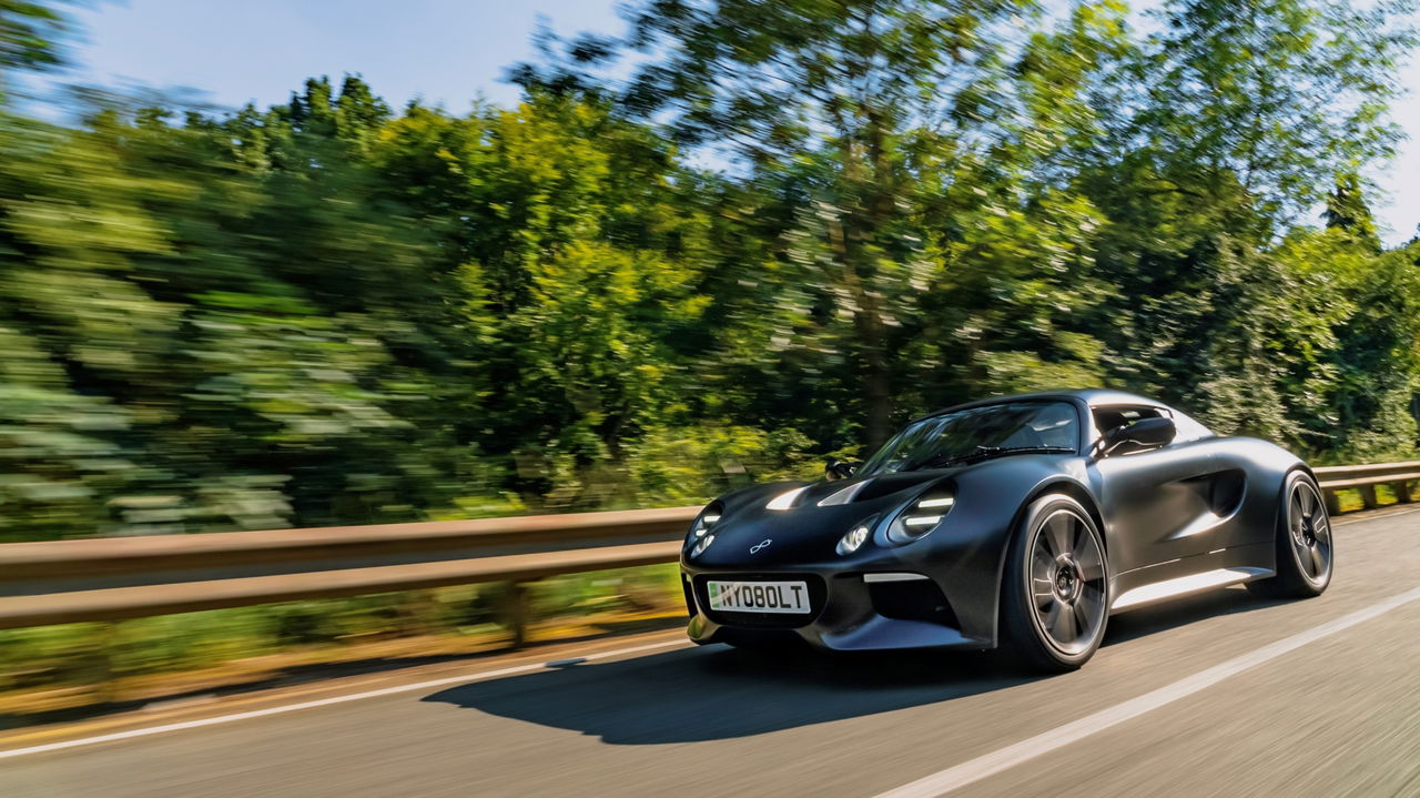 Lotus Elise eléctrico en movimiento, una muestra de agilidad y rendimiento.