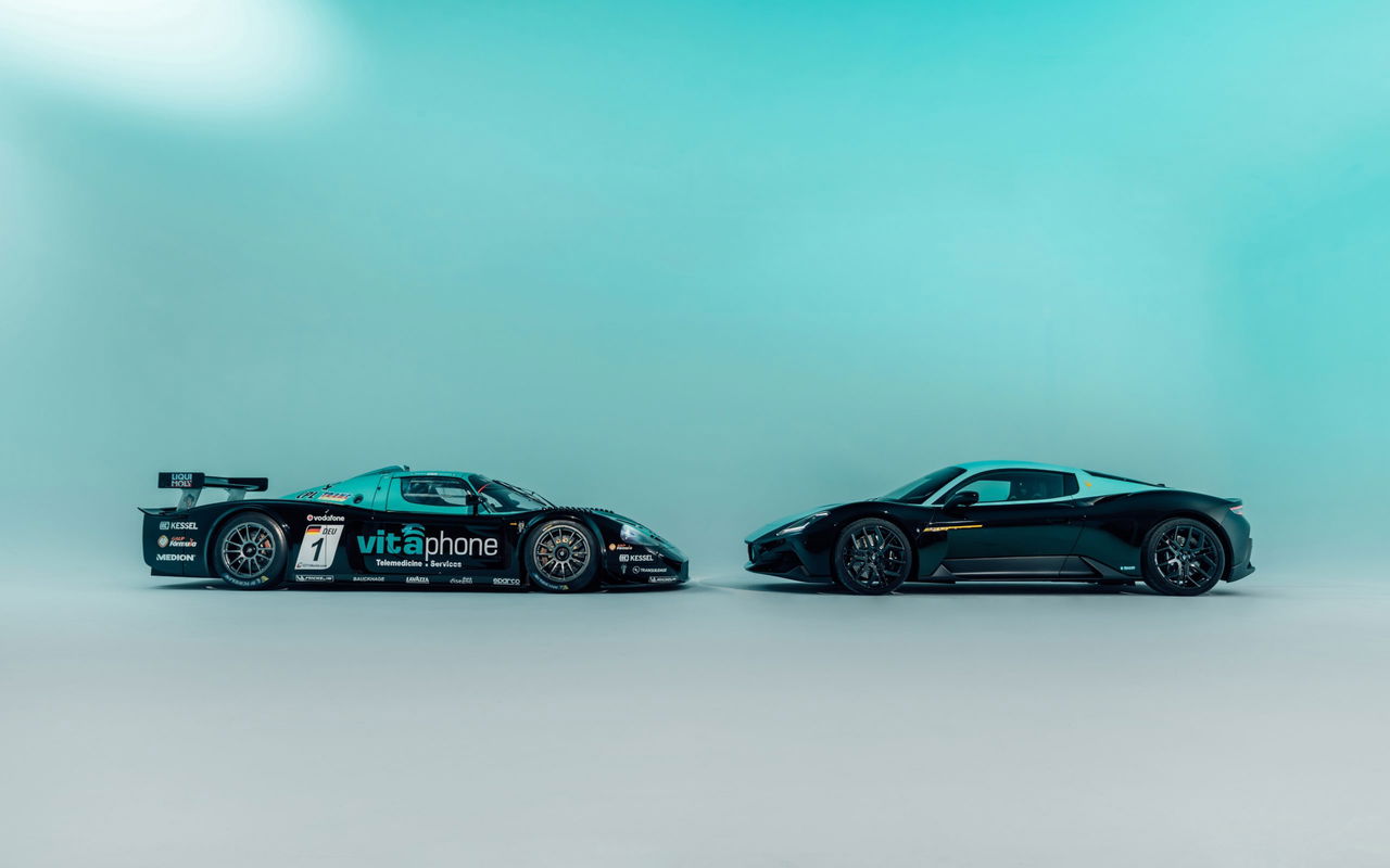 El histórico Maserati MC12 GT1 junto al nuevo MC20 Leggenda.