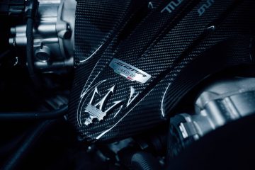 Vista del motor Nettuno del Maserati MC20 Icona, detalle de fibra de carbono.