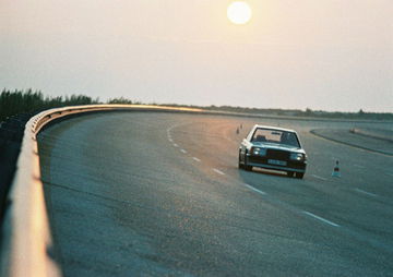 Un Mercedes-Benz 190E en circuito, demostrando su robustez y fiabilidad sin precedentes.