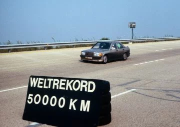 El Mercedes-Benz 190E establece récord con 50.000km ininterrumpidos.