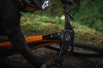 Innovación en movilidad: McLaren introduce su ebike 4x4 con motor central.