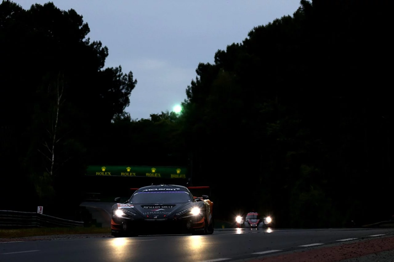 McLaren competidor en las 24h de Le Mans, vista nocturna dinámica.