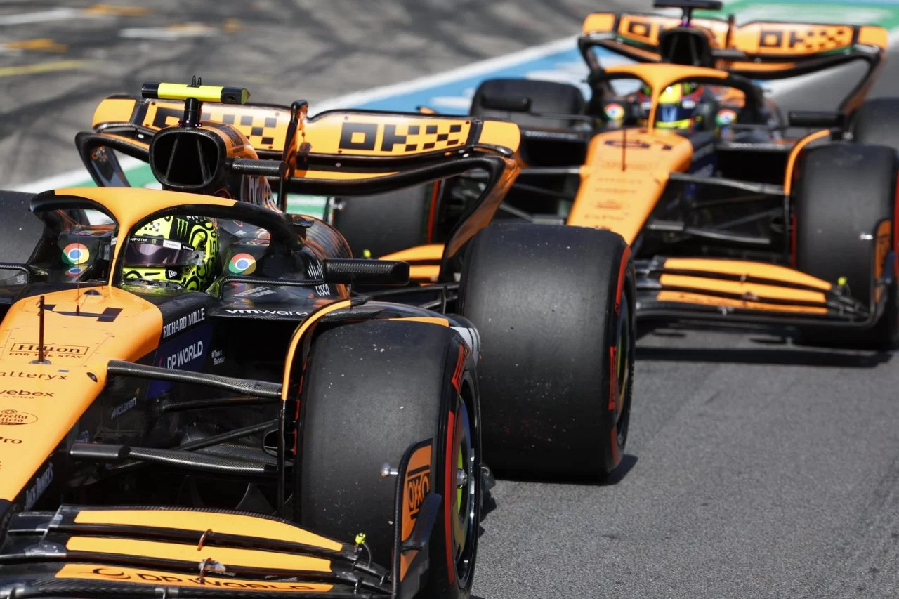 Monoplaza de McLaren en boxes durante la qualy en Austria