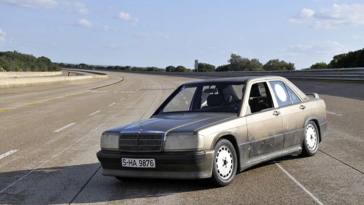 Mercedes 190E en pista tras récord de resistencia.