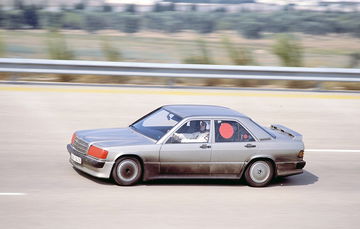 Mercedes 190E en pleno récord de resistencia, implacable en la pista.