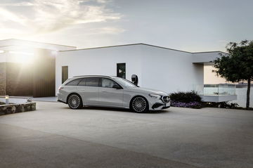 Vista lateral del Mercedes Clase E Estate, elegancia y robustez en cada línea.