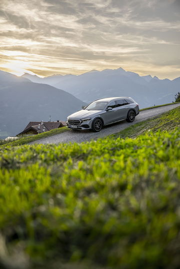 Vista lateral del Mercedes Clase E Estate 2024 en paisaje montañoso