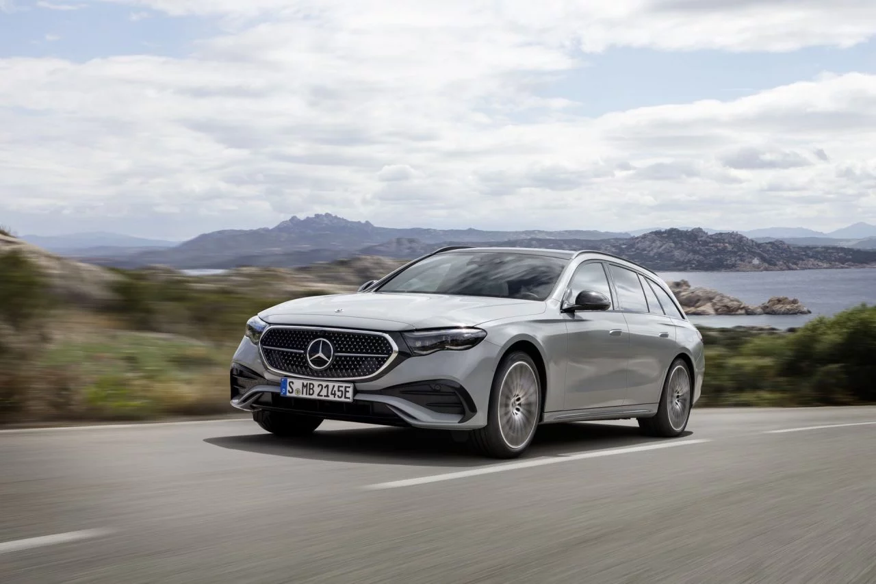 Vista dinámica del Mercedes Clase E Estate, elegancia y deportividad.