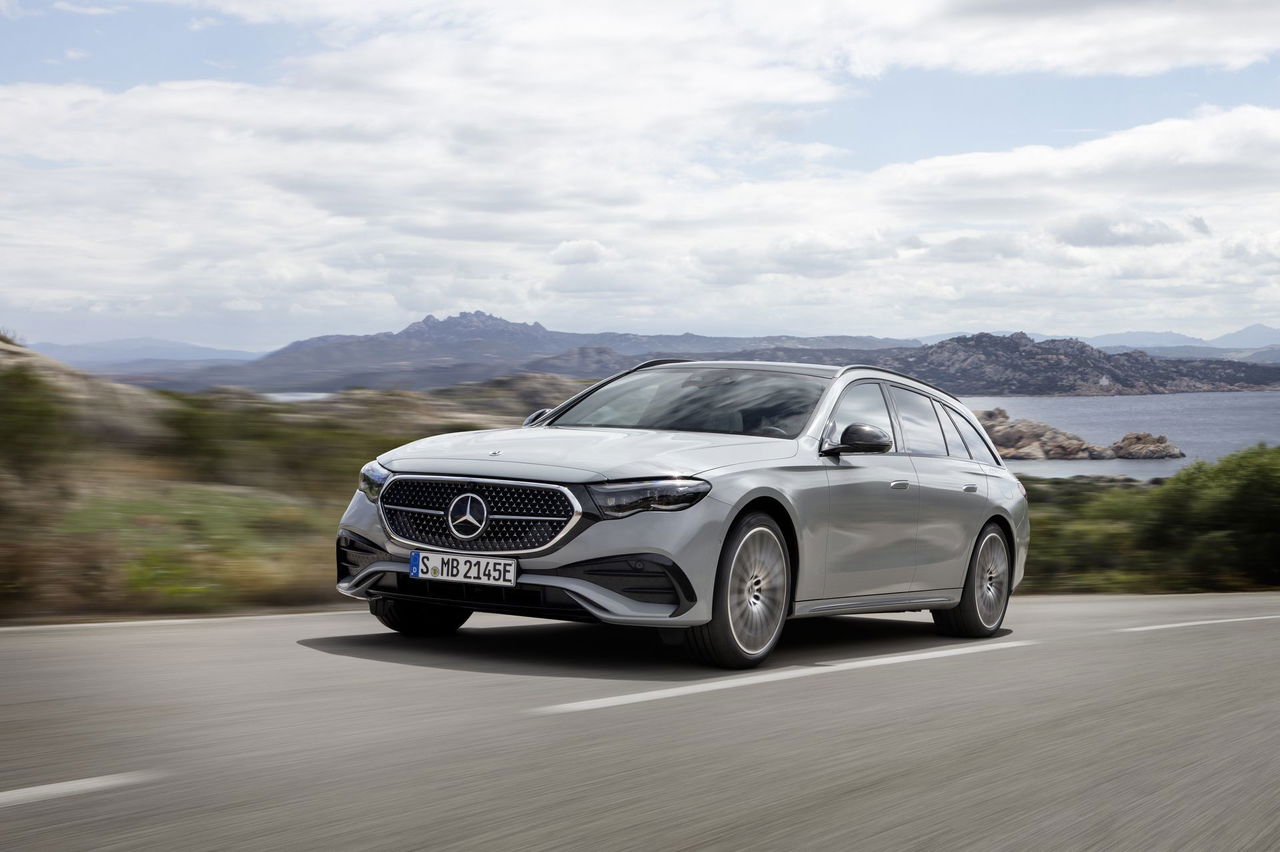 Vista dinámica del Mercedes Clase E Estate, elegancia y deportividad.