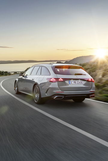 Vista dinámica del Mercedes Clase E Estate en carretera al atardecer.