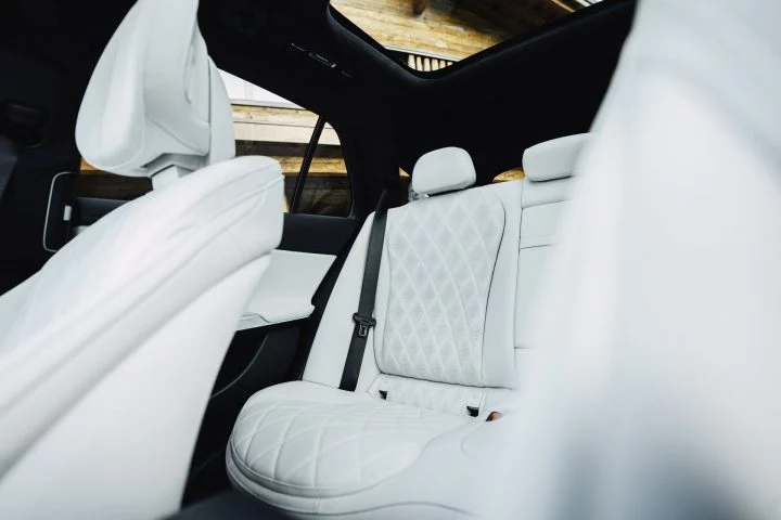Vista de los lujosos asientos de cuero del Mercedes Clase E Estate, confortables para largas distancias.