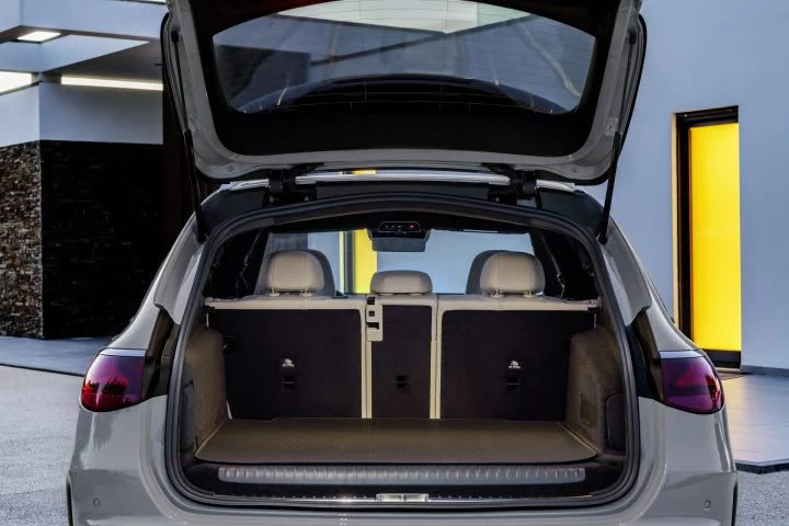 Amplio maletero del Mercedes Clase E Estate, ideal para viajes.