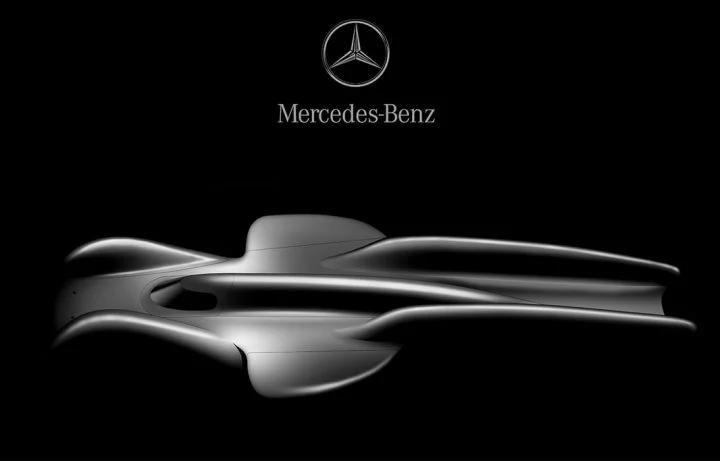 Réplica Mercedes T80 en perfil, muestra las líneas aerodinámicas diseñadas para romper récords de velocidad.