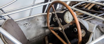 Volante y panel de instrumentos del Mercedes T80, un vistazo histórico único.