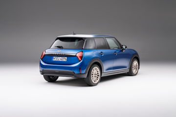 Nuevo MINI Cooper S de 5 puertas, perspectiva lateral que enfatiza su diseño compacto y deportivo.