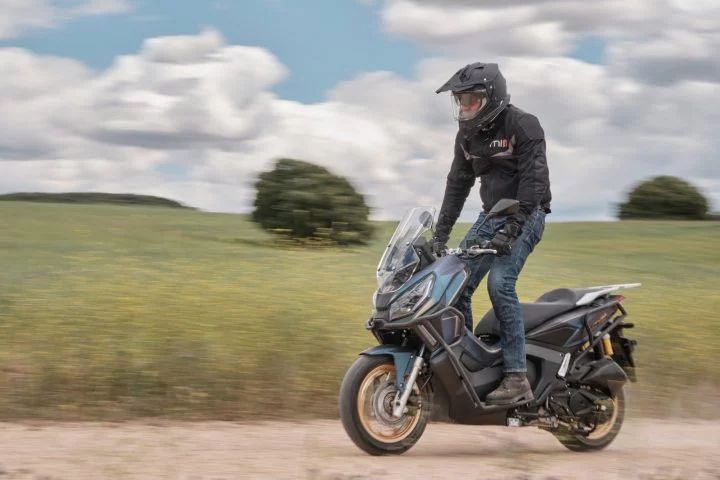 Moto scooter 125cc equipada con pack Extreme, lista para la aventura.