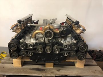 Vista del motor bóxer de 12 cilindros desarrollado por Subaru para F1