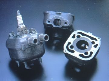 Vista de componentes del motor Suzuki RP68, mostrando su estructura compacta y diseño avanzado.