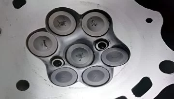 Vista de la innovadora disposición de 7 válvulas por cilindro de Yamaha
