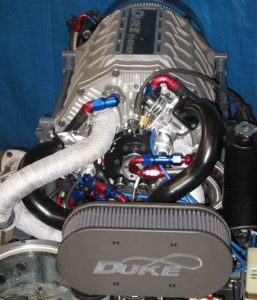Vista del innovador motor Duke Axial, destacando su compacta estructura y diseño único.