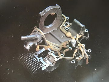 Motor de 50cc Suzuki RP68, ilustra innovación con sus 3 mini-pistones y alta potencia.