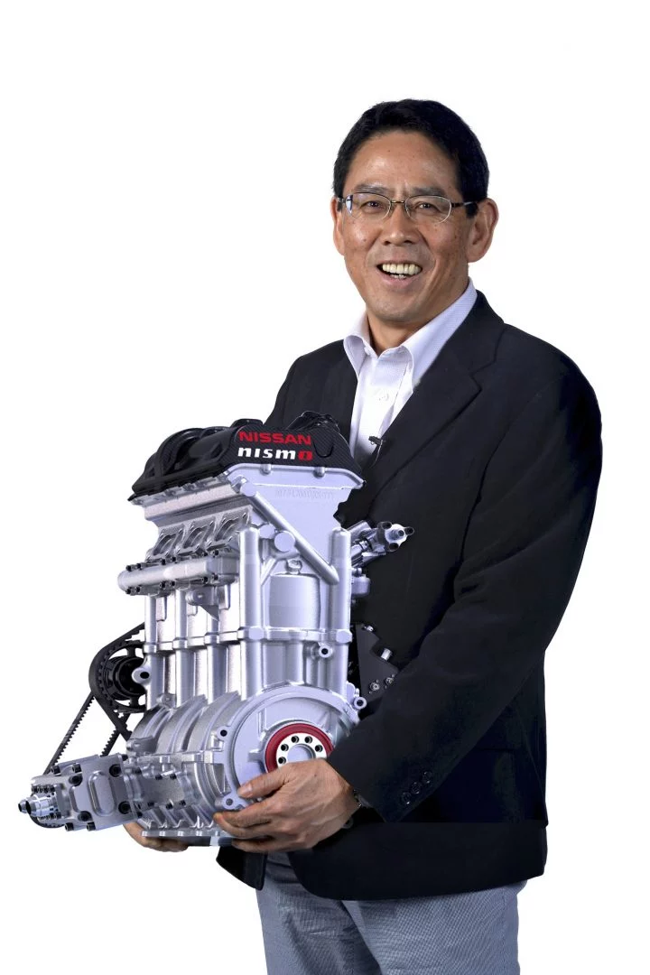 Ingeniero posa con el revolucionario motor Nissan de 400CV para Le Mans
