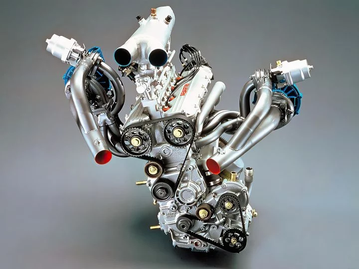 Motor Triflux de Lancia con sistema de admisión cruzada y turbos secuenciales