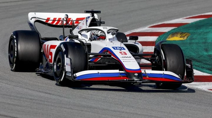 Monoplaza Haas F1 en acción durante temporada 2024, diseño lateral dinámico