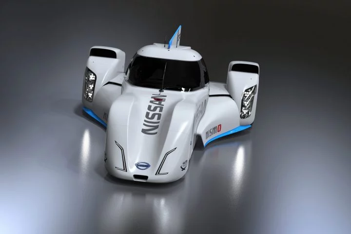 Vista del prototipo de Nissan para Le Mans, muestra diseño aerodinámico y estilizado.