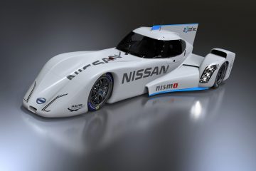 Vista del prototipo Nissan para Le Mans resaltando su aerodinámica y diseño.