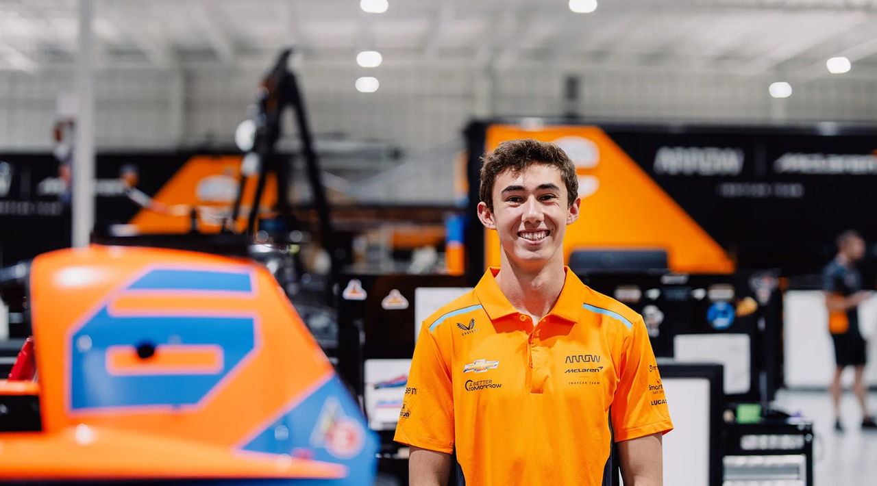 Nolan Siegel junto al Arrow McLaren IndyCar, listo para la temporada 2024.