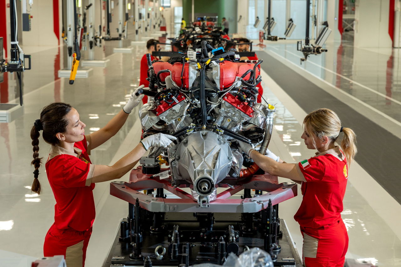 Vistazo exclusivo al proceso de ensamblaje en la innovadora planta de Ferrari.