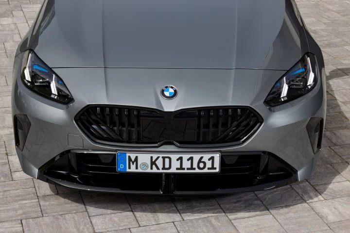 Vista frontal del BMW de cuarta generación, mostrando su distintiva parrilla y faros