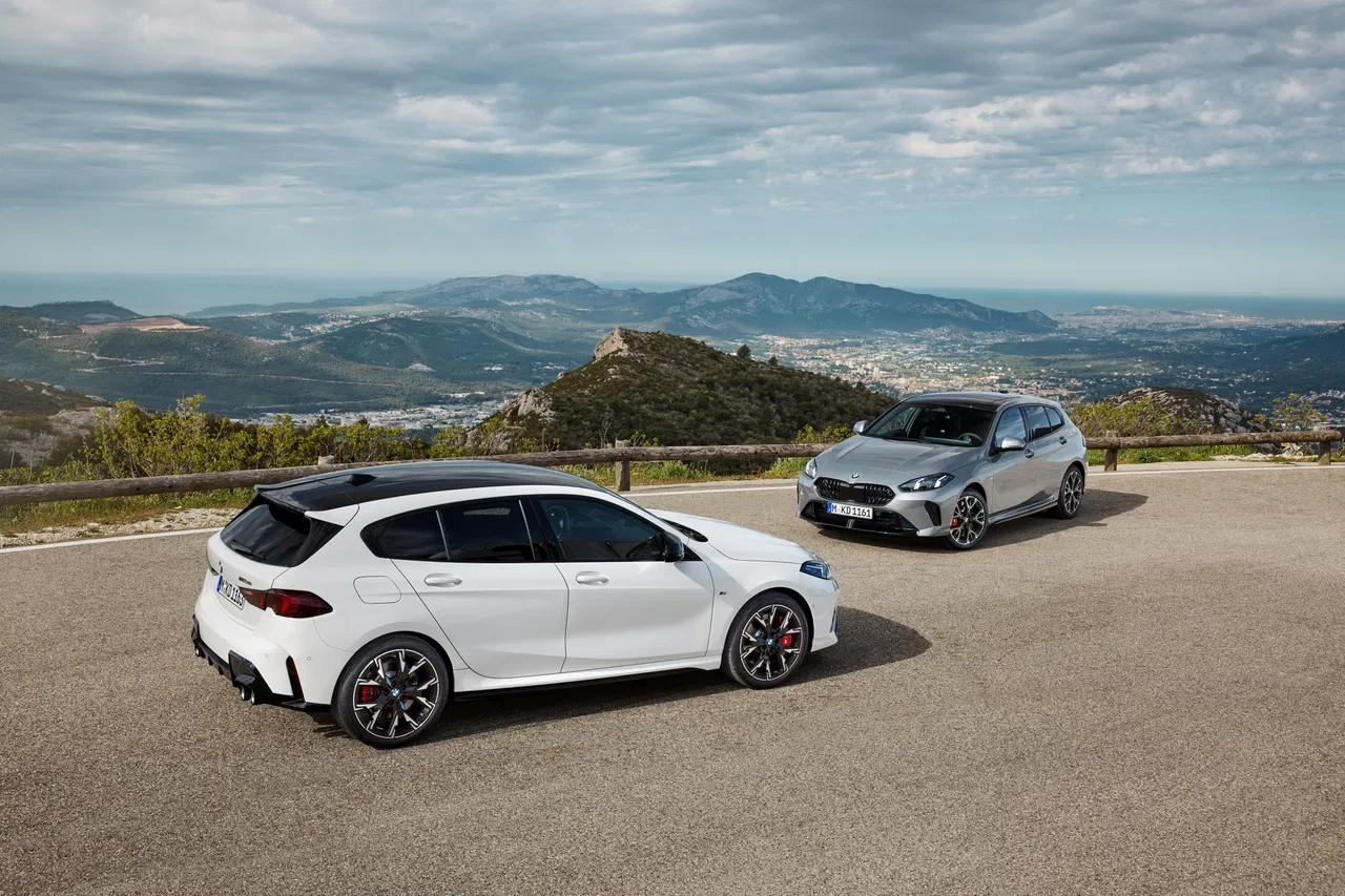 Imagen lateral muestra la silueta dinámica del nuevo BMW Serie 1.