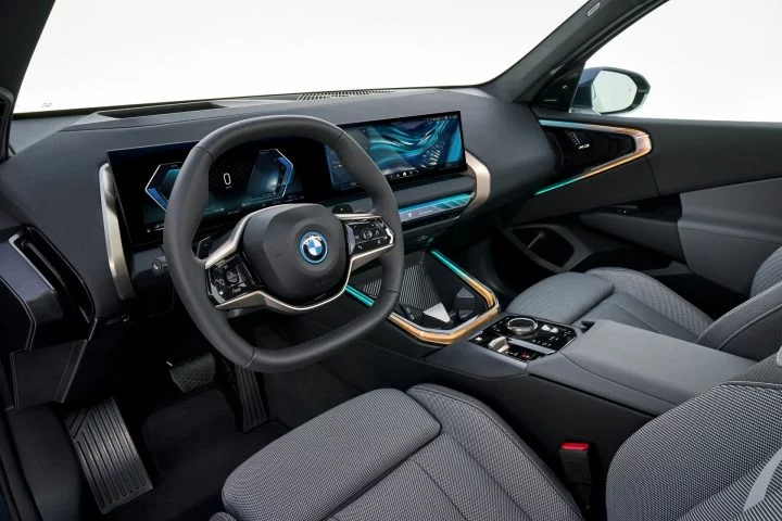 Vista del habitáculo del BMW X3 30e destacando su diseño y ergonomía.