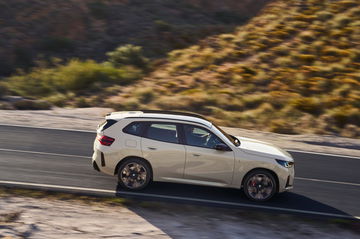 El BMW X3 M50 presenta una línea lateral que acentúa su deportividad.