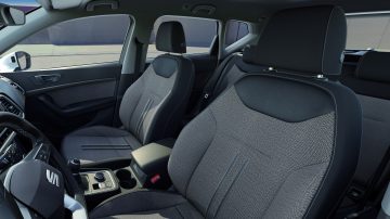 Vista interior del SEAT Ateca, destacando su tapicería y espacio